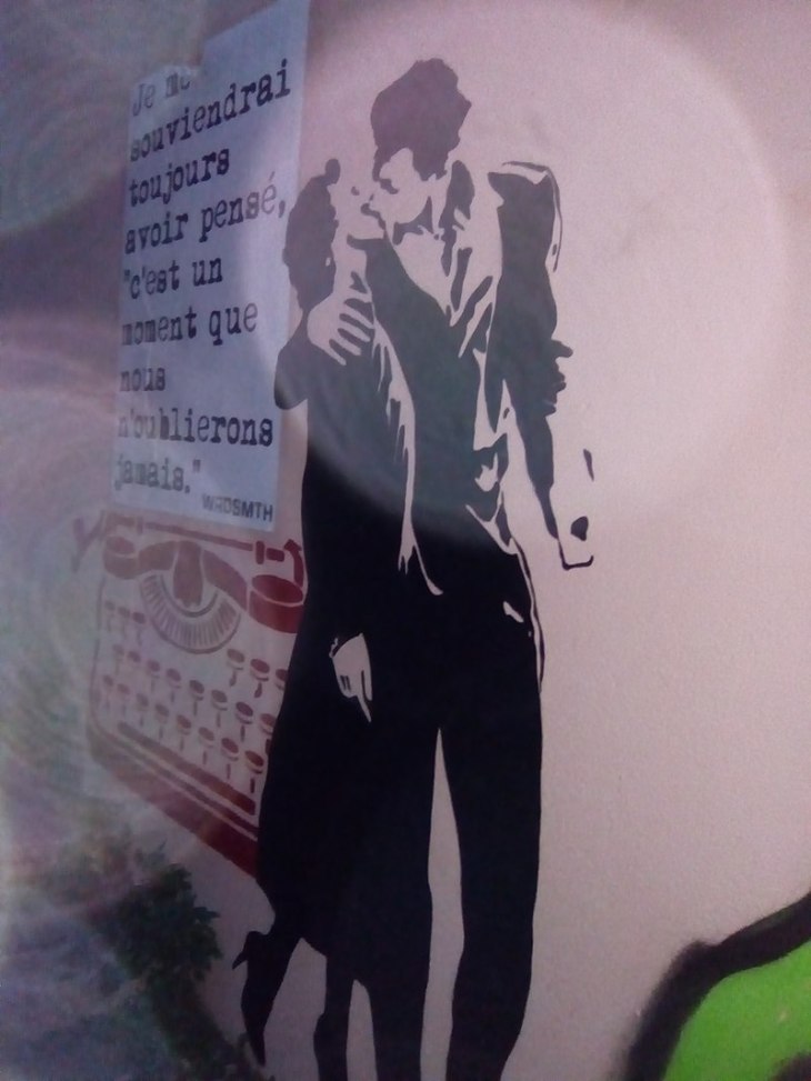 800px-Graffiti_-_Couple_s'embrassant_-_Lyon